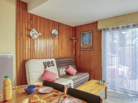 Water, Building, Cloud, Plant, Property, Daytime, Sky, Azure, Tree, House