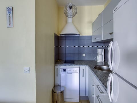 Water, Building, Cloud, Plant, Property, Daytime, Sky, Azure, Tree, House