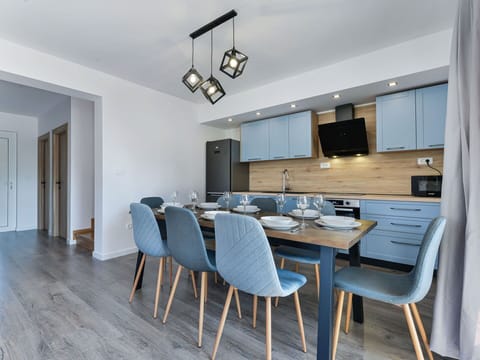 Table, Furniture, Water, Property, Sky, Building, Cloud, Chair, Outdoor Table, Outdoor Furniture