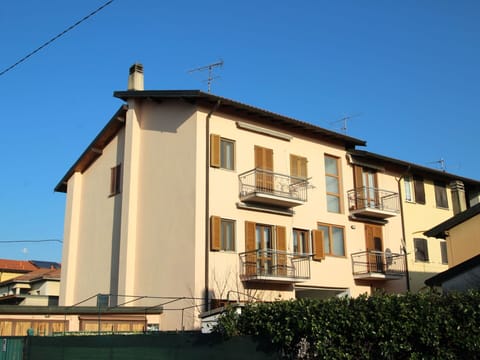 Building, Wall, Window, Residential Area, Neighbourhood, Home, Town, Balcony, House, Urban Design