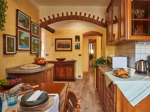 Property, Furniture, Comfort, Wood, Table, Television, Flooring, Interior Design, Floor, Architecture