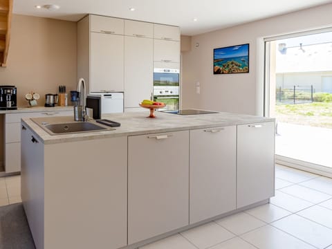 Cloud, Sky, Building, Urban Design, Neighbourhood, Plant, Condominium, Tower Block, Residential Area, Facade