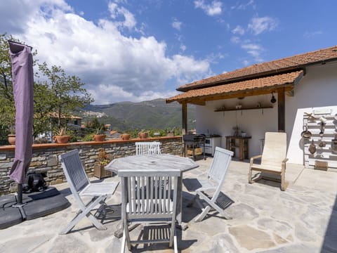 Cloud, Sky, Building, Urban Design, Neighbourhood, Plant, Condominium, Tower Block, Residential Area, Facade