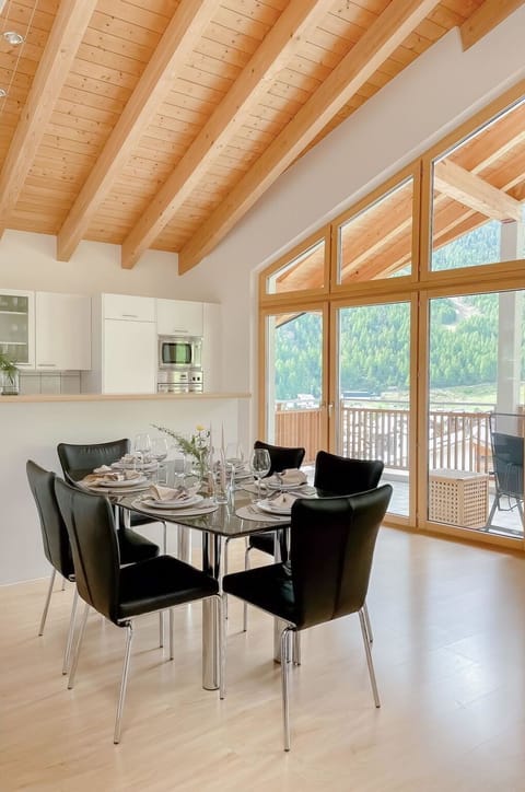 Table, Furniture, Property, Chair, Wood, Interior Design, Flooring, Floor, Hall, Wood Stain