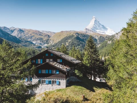 Plant, Sky, Cloud, Window, Building, Mountain, Highland, House, Tree, Land Lot