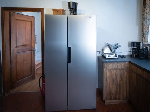 Cabinetry, Property, Building, Kitchen Appliance, Wood, Refrigerator, Home Appliance, Major Appliance, Floor