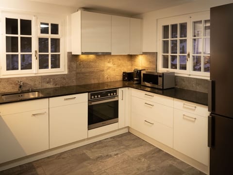 Countertop, Cabinetry, Sink, Property, Kitchen Sink, Tap, Building, Kitchen Stove, Wood, Kitchen