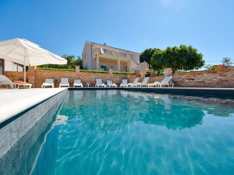 Water, Sky, Building, Daytime, Property, Swimming Pool, Plant, Azure, Tree, House