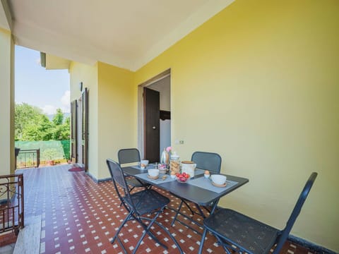 Table, Furniture, Property, Building, Chair, Plant, Interior Design, Wood, Flooring, Floor