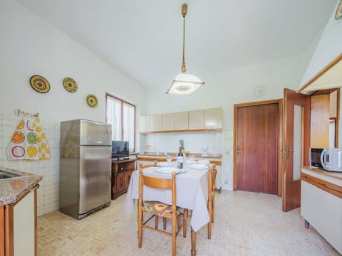 Table, Cabinetry, Property, Furniture, Countertop, Drawer, Chair, Wood, Interior Design, Flooring