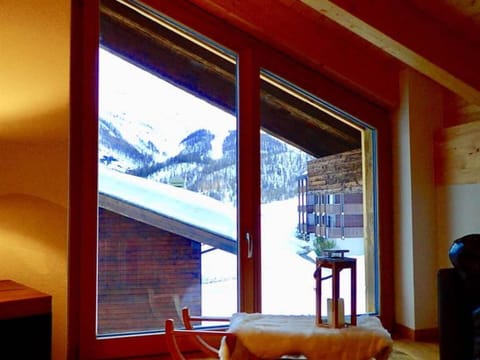 Furniture, Building, Wood, Architecture, Interior Design, Shade, Comfort, Table, Living Room, Hardwood