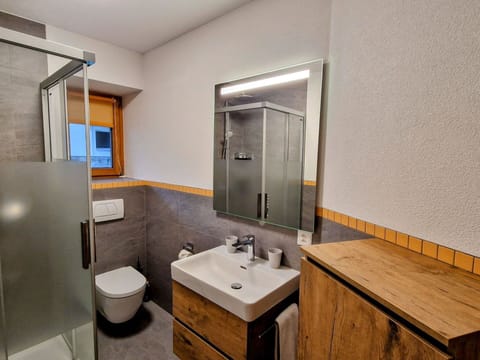 Mirror, Tap, Plumbing Fixture, Bathroom Sink, Sink, Property, Furniture, Bathroom Cabinet, Bathroom, Building