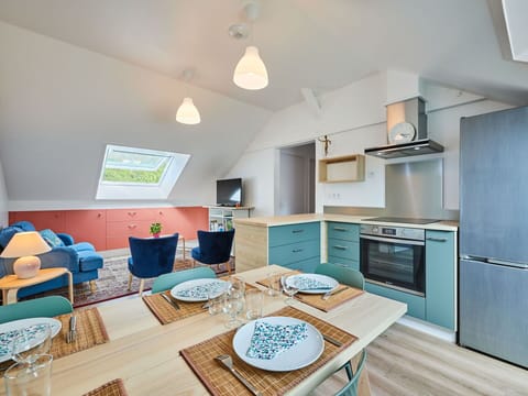 Cloud, Water, Sky, Plant, Property, Azure, Natural Landscape, Swimming Pool, Tree, Vegetation