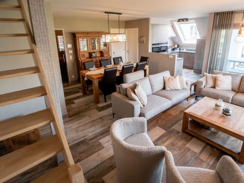 Cloud, Plant, Sky, Building, Daytime, Property, Window, Tree, House, Land Lot