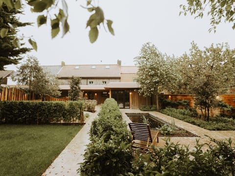 Cloud, Plant, Sky, Building, Daytime, Property, Window, Tree, House, Land Lot