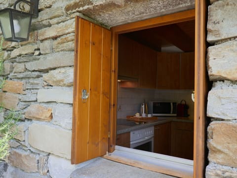 Cloud, Plant, Sky, Building, Daytime, Property, Window, Tree, House, Land Lot