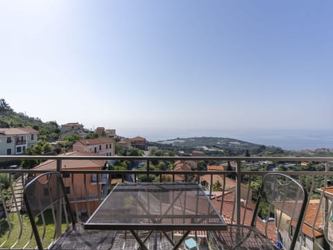 Cloud, Plant, Sky, Building, Daytime, Property, Window, Tree, House, Land Lot