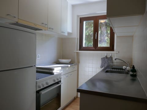 Water, Building, Plant, Tree, Window, Swimming Pool, Urban Design, Condominium, Leisure, Real Estate