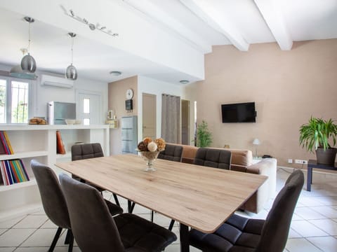 Water, Building, Plant, Tree, Window, Swimming Pool, Urban Design, Condominium, Leisure, Real Estate