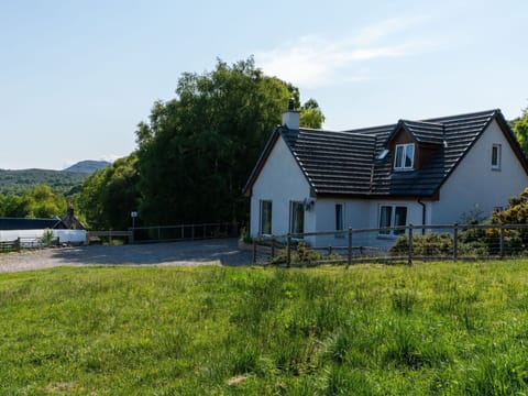 Sky, Cloud, Water, Building, Plant, Azure, Tree, Swimming Pool, Condominium, Shade