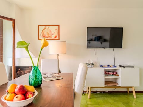 Green, Table, Orange, Wood, Tableware, Interior Design, Wall, Picture Frame, Floor, Flooring