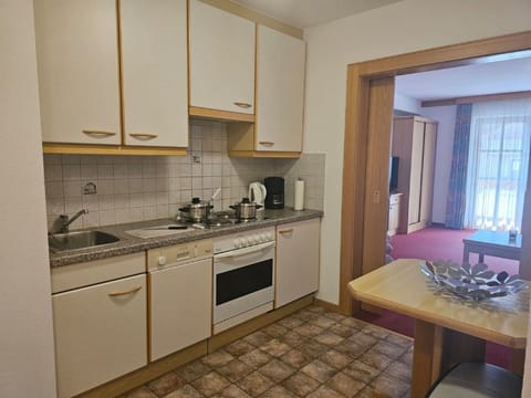 Countertop, Cabinetry, Sink, Property, Furniture, Tap, Window, Building, Wood, Interior Design