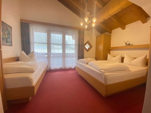 Property, Furniture, Building, Comfort, Wood, Lamp, Interior Design, Floor, Bed Frame, Pillow