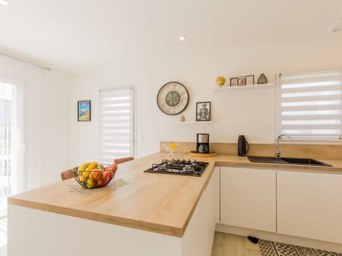 Kitchen Sink, Property, Cabinetry, Window, Sink, Countertop, Building, Interior Design, Food, Wood