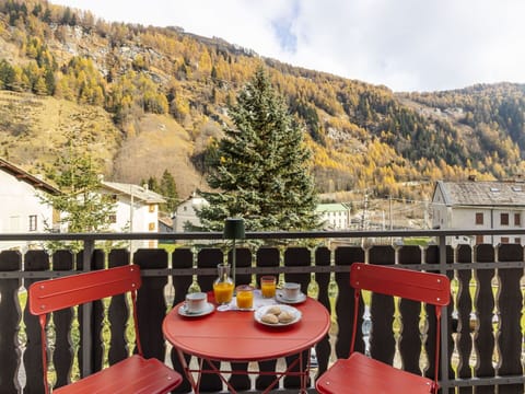 Furniture, Interior Design, Room, Chair, Ceiling, Apartment, Wood Stain, Picture Frame, Kitchen & Dining Room Table, Hardwood