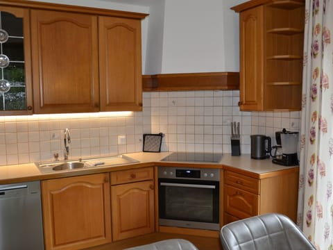 Brown, Cabinetry, Kitchen Sink, Property, Countertop, Sink, Building, Kitchen Appliance, Kitchen, Wood