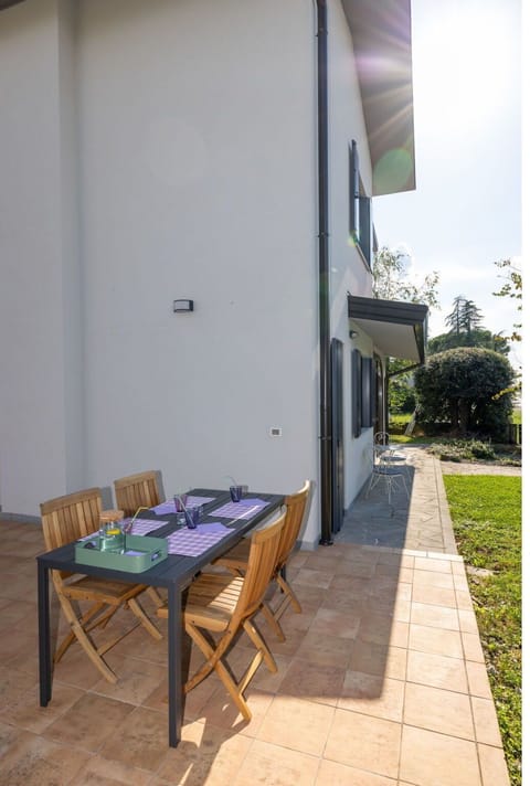 Plant, Furniture, Building, Wood, Shade, Road Surface, Table, Flooring, Floor, Public Space