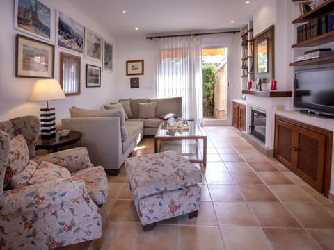 Water, Plant, Swimming Pool, Tree, Shade, Outdoor Furniture, Leisure, Rectangle, Composite Material, Landscape