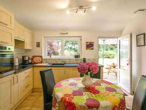 Food, Table, Tableware, Plant, Furniture, Sky, Chair, Dishware, Plate, Outdoor Furniture