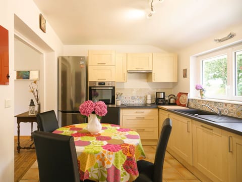 Food, Table, Tableware, Plant, Furniture, Sky, Chair, Dishware, Plate, Outdoor Furniture