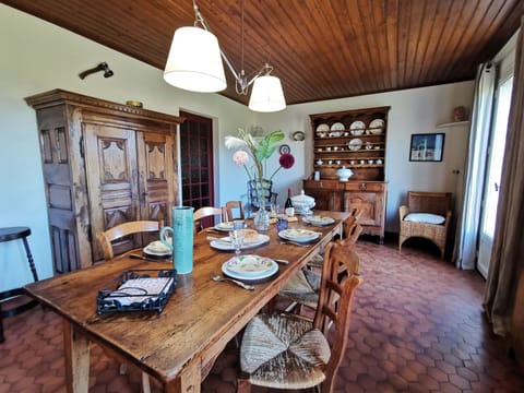 Table, Furniture, Property, Chair, Wood, Lighting, Interior Design, Floor, Flooring, Wall