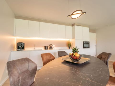 Table, Furniture, Plant, Property, Flowerpot, Comfort, Houseplant, Building, Interior Design, Lighting