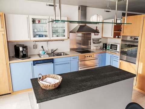 Countertop, Cabinetry, Kitchen Sink, Property, Sink, Tap, Kitchen Appliance, Kitchen Stove, Kitchen, Home Appliance