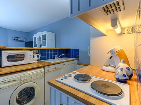 Cabinetry, Property, Blue, Kitchen Stove, Home Appliance, Gas Stove, Kitchen, Countertop, Cooktop, Azure