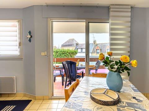 Table, Flower, Plant, Window, Furniture, Chair, Building, Interior Design, Flowerpot, Houseplant