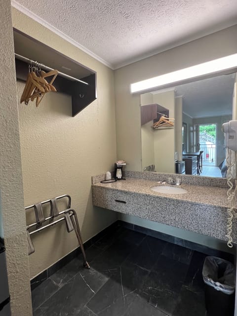 Standard King Room, Smoking | Bathroom | Free toiletries, hair dryer, towels, soap