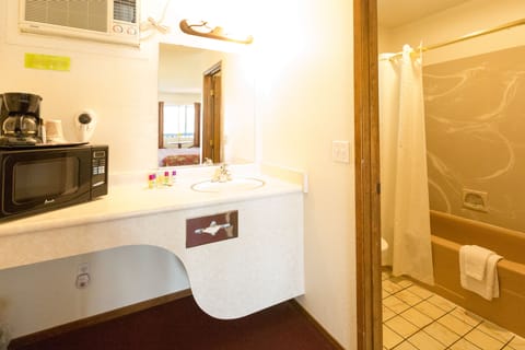 Standard Room, 1 King Bed | Bathroom sink