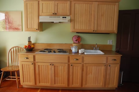 Victoria Suite | Private kitchenette | Full-size fridge, microwave, stovetop, coffee/tea maker