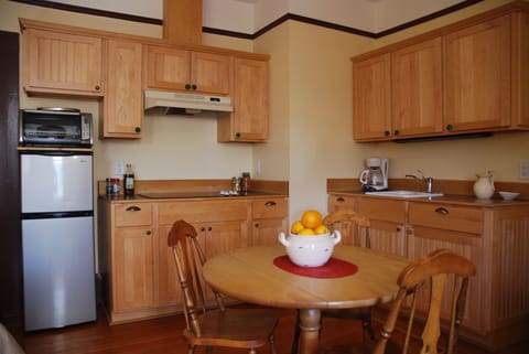 Falls Suite | Private kitchen | Full-size fridge, microwave, stovetop, coffee/tea maker