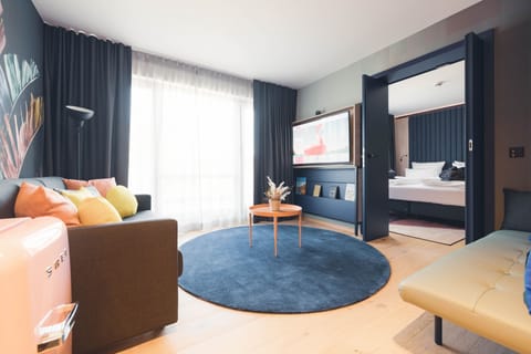 Suite | Hypo-allergenic bedding, minibar, in-room safe, soundproofing