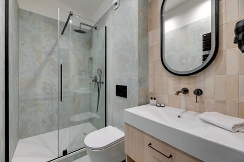 Executive Studio | Bathroom | Shower, rainfall showerhead, hair dryer, towels