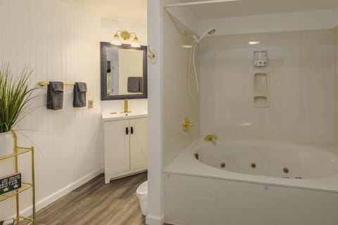 Deluxe Suite | Bathroom | Combined shower/tub, free toiletries, hair dryer, towels