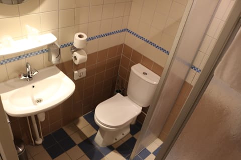 Classic Single Room | Bathroom | Free toiletries, hair dryer, towels, soap