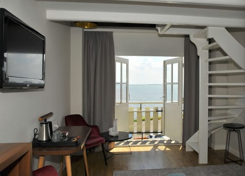 Suite, 2 Twin Beds, Non Smoking (with Sofabed) | Desk, iron/ironing board, free WiFi, bed sheets