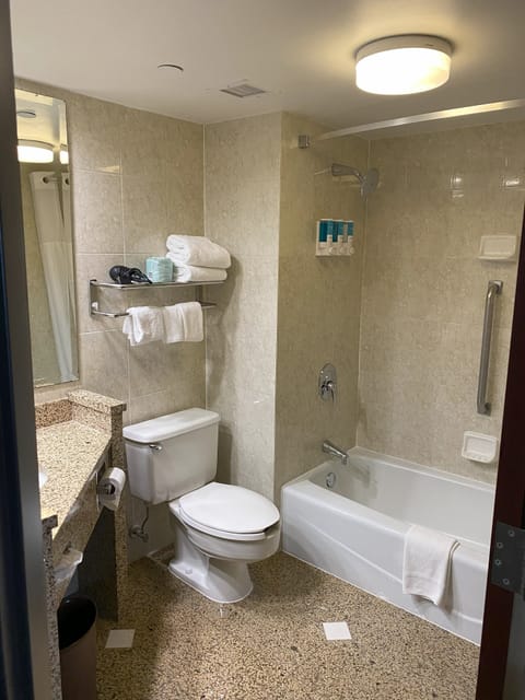 Combined shower/tub, towels