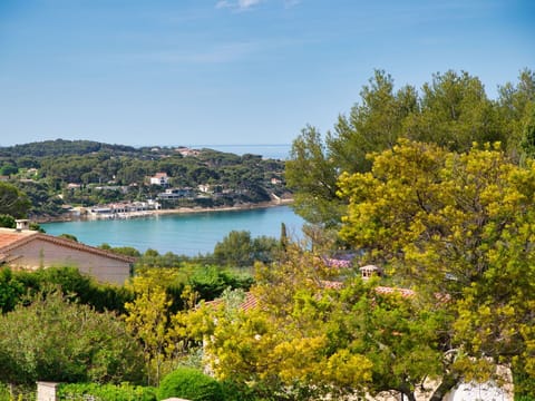 Snow, Sky, Cloud, Mountain, Building, Slope, Tree, Plant, House, Natural Landscape